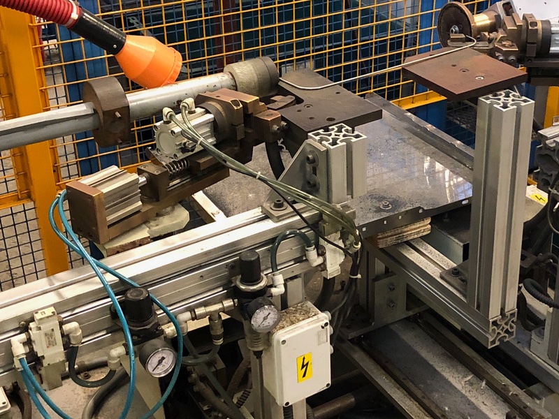 &&Scedil;cedil;teel welding machine